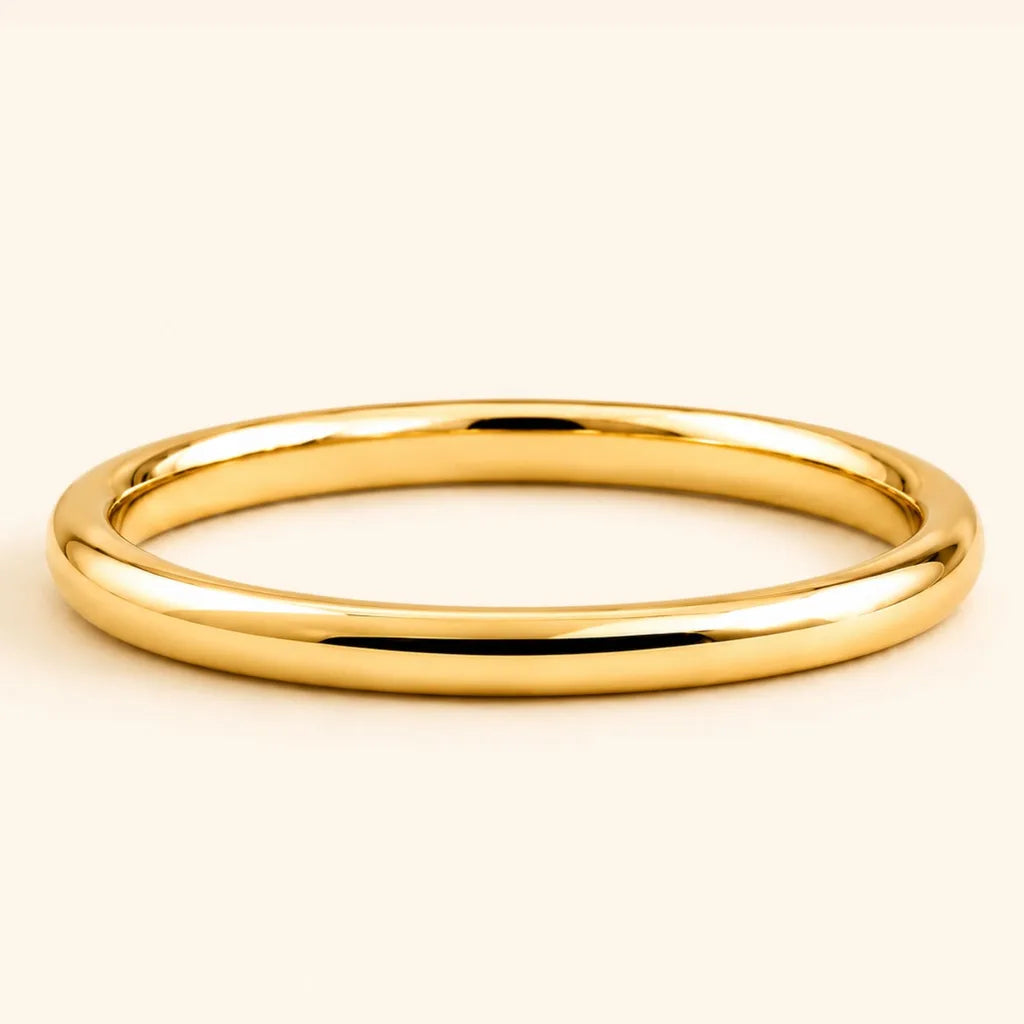 Alianza brazalete rigido redondo Shunya en oro amarillo 18 quilates con acabado pulido brillante por Mayuri