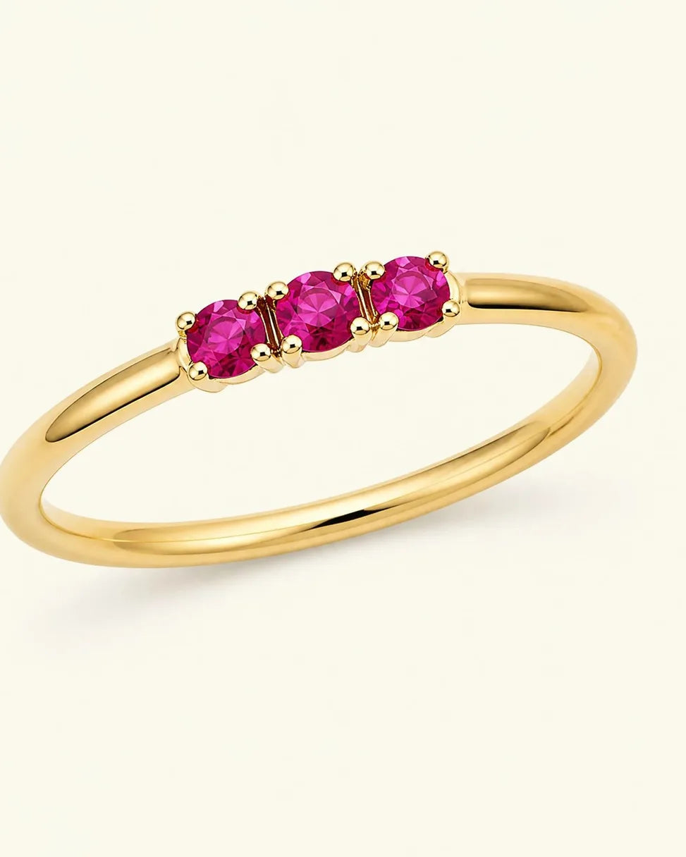 Bague Tina en or jaune 18 carats sertie de trois rubis, par Mayuri