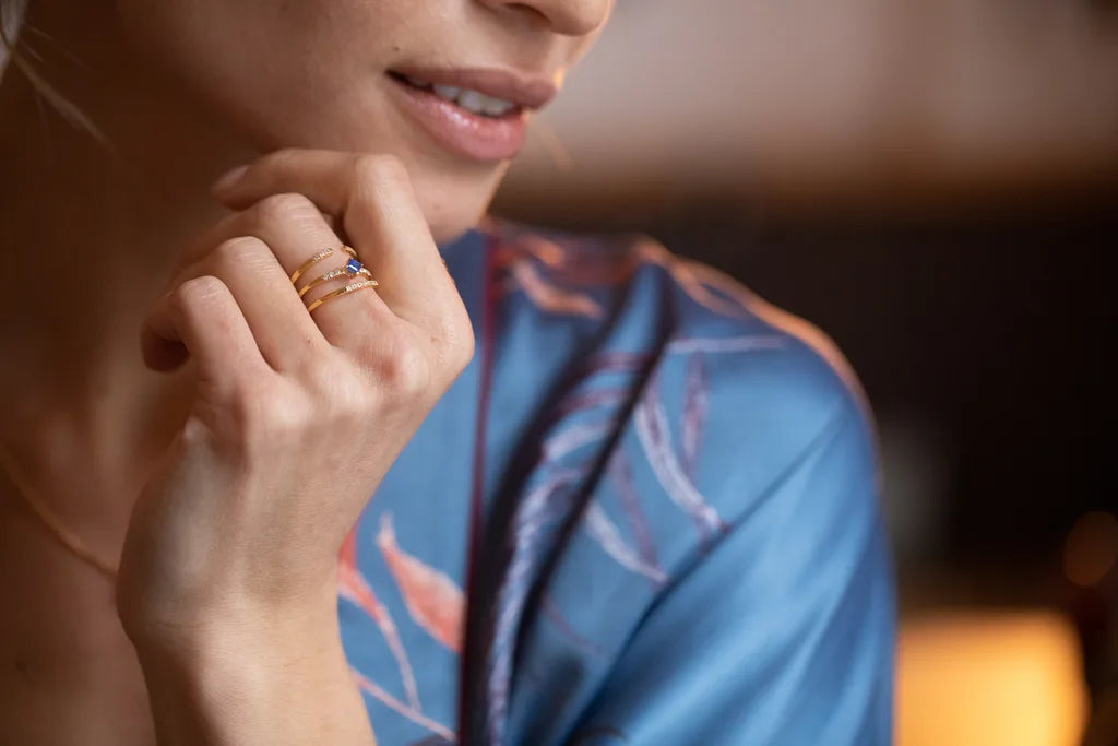 Anillos Kali y Nisha en oro amarillo 18 quilates engastados con Zafiros azules y diamantes blancos llevados en la mano