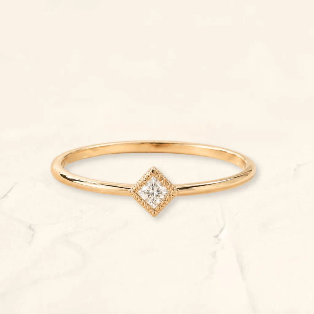 Anillo Indrani en oro amarillo 18 quilates engastado con un diamante talla princesa con garras milgrain, by Mayuri