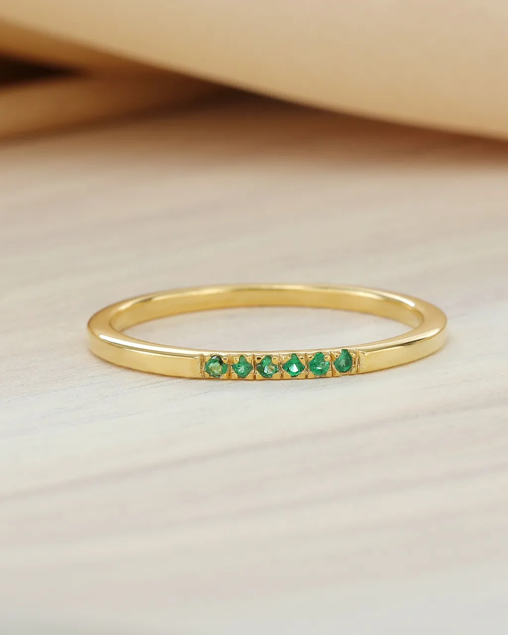 Anillo Nisha en oro amarillo 18 quilates engastado con esmeraldas talladas por Mayuri
