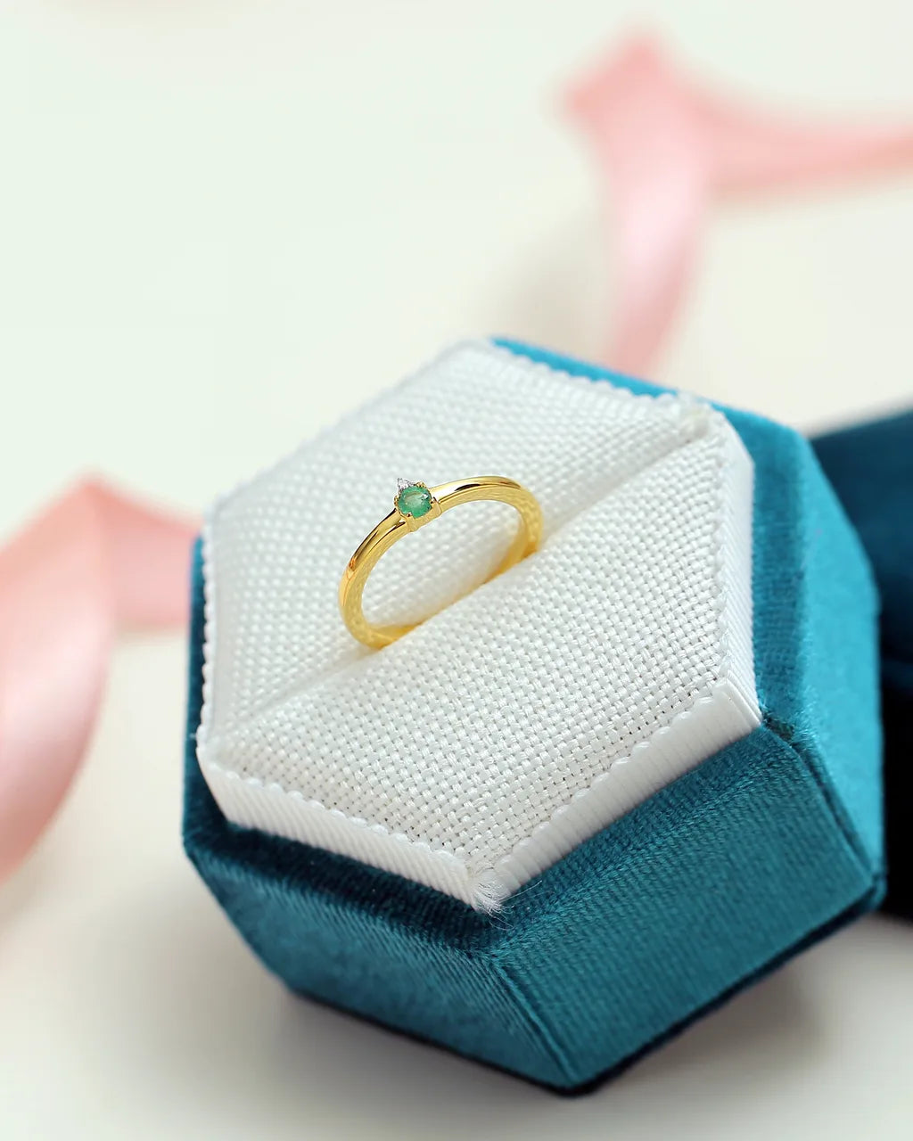 Anillo Devi solitario de esmeralda y diamantes en oro amarillo 18 quilates por Mayuri en su estuche de joyeria