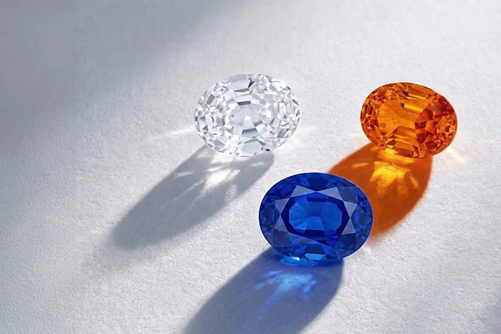Zafiros sueltos de diferentes colores: naranja, azul, blanco; la diversidad de un único mineral, el corindón
