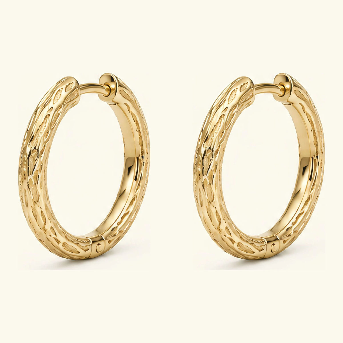 Pendientes de aro Sobek en oro amarillo de 18k, aros cincelados con escamas de cocodrilo, cierre de bisagra