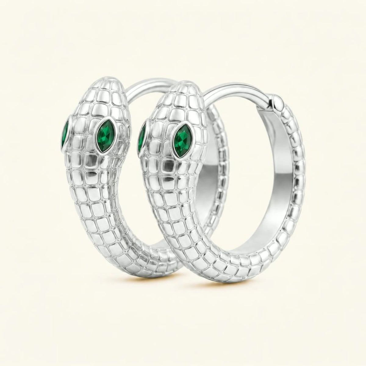 Pendientes de aro serpiente Méhen en oro blanco de 18k, cuerpo escamado y ojos de esmeralda marquesa