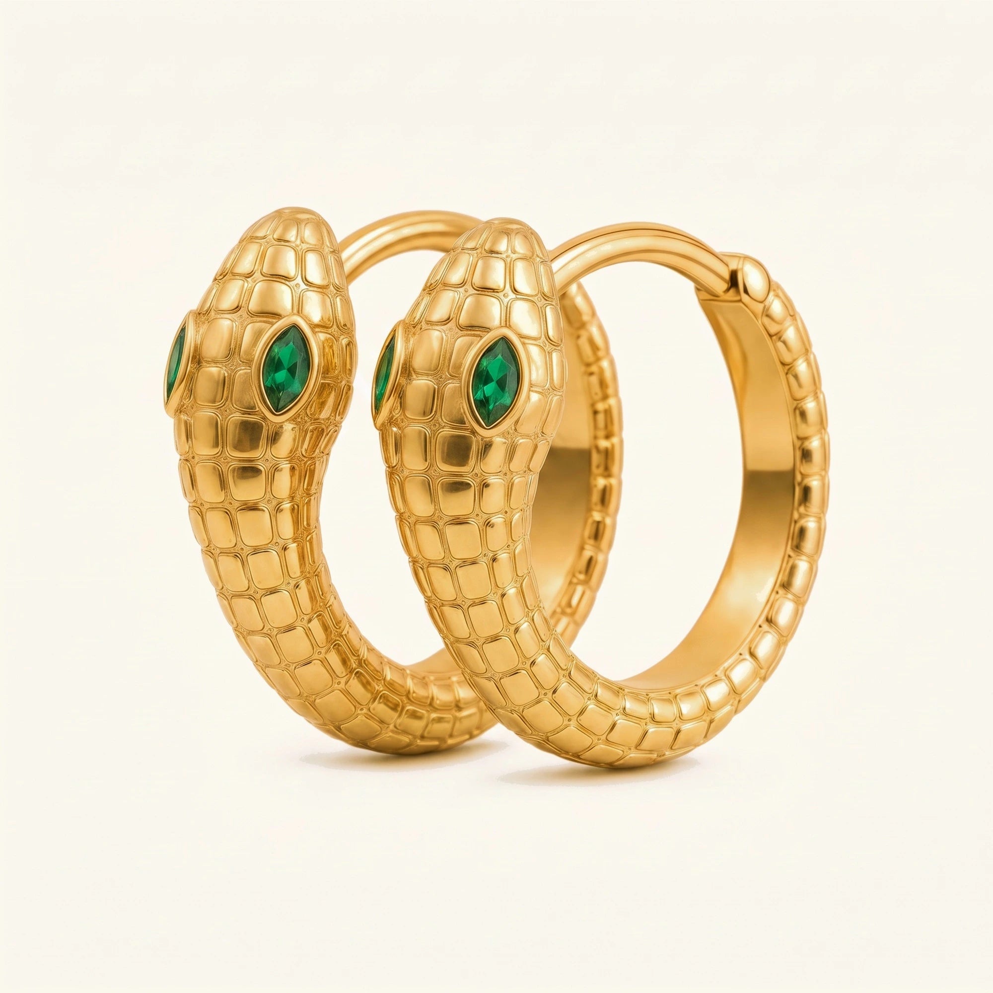 Pendientes de aro serpiente Méhen en oro amarillo de 18k, cuerpo escamado en aro y ojos de esmeralda marquesa