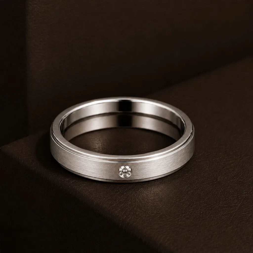 Alianza en oro blanco de 18k engastada con un diamante certificado por Mayuri