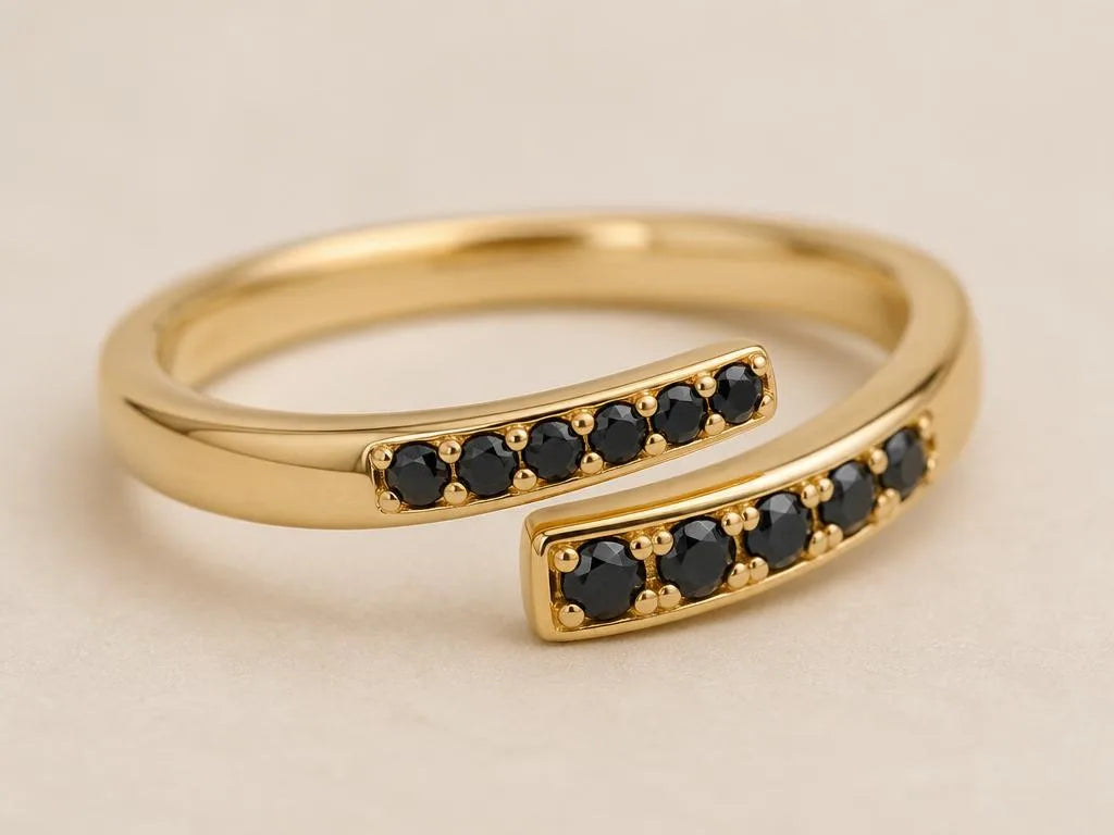 Anillo moderno en oro amarillo 18 quilates engastado con diamantes negros, contraste contemporáneo entre el oro cálido y las piedras opacas