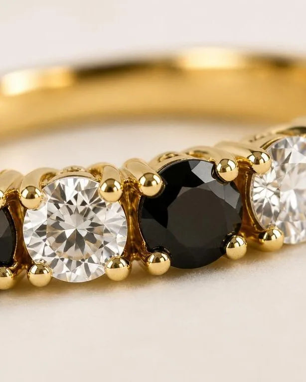 Alliance en or jaune 18 carats sertie de diamants noirs et blancs alternés, contraste minéral contemporain par Mayuri
