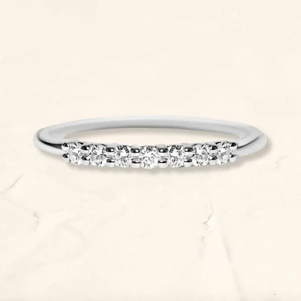 Bague Vadha pavée de diamants brillants ronds en or blanc 18 carats par Mayuri