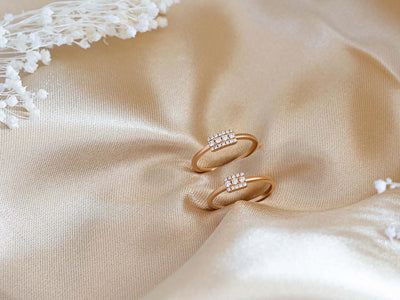 Alliances en diamant Mayuri en or 18 carats sur satin doré