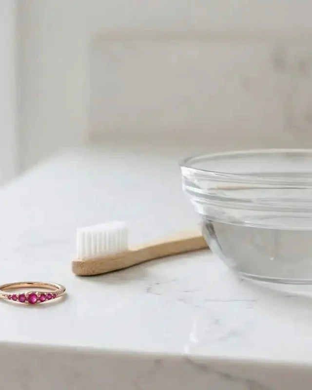 Nettoyage doux bague rubis a la maison avec brosse et eau savonneuse