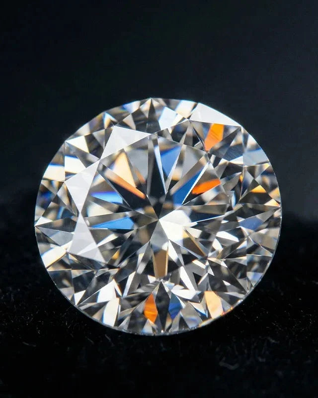 Diamant naturel taillé brillant en gros plan, jeu de lumière sur les facettes