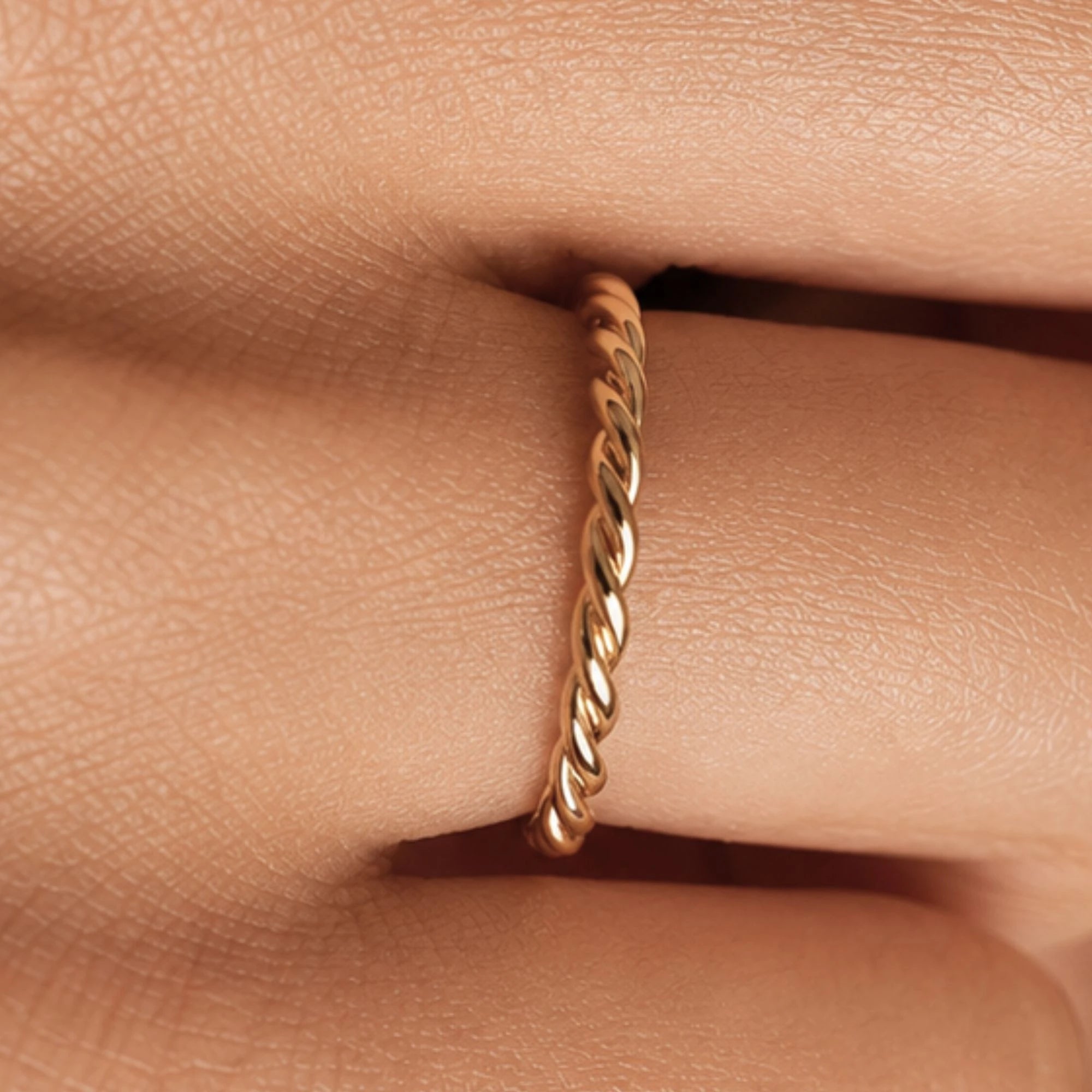 Alianza trenzada Musubi en oro llevada en el dedo, anillo fino efecto cuerda