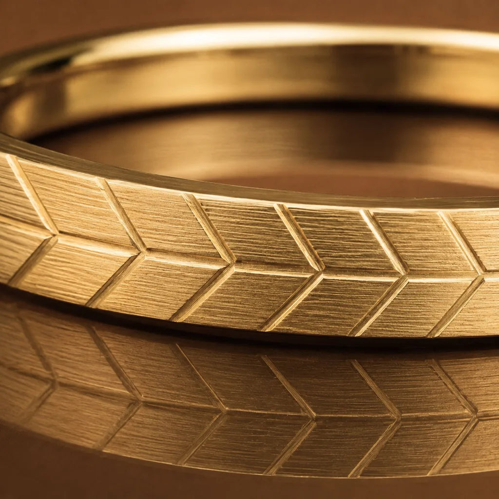 Alianza Maat en oro amarillo 18 quilates con grabado en chevron que muestra la delicadeza del trabajo del metal precioso por Mayuri