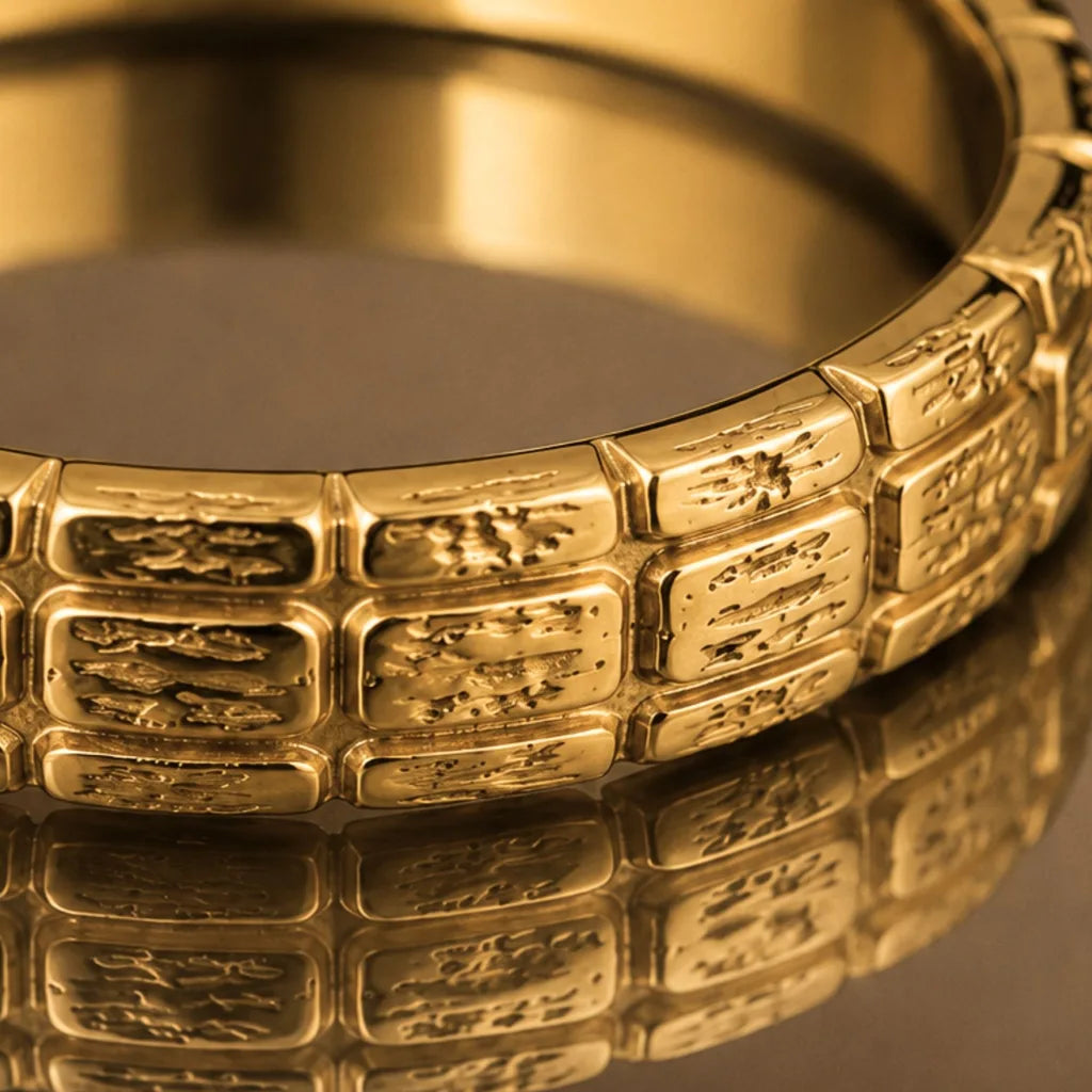 Alianza Sobek para hombre en oro amarillo 18 quilates con textura de escamas martilladas que muestra el relieve y el brillo del oro por Mayuri