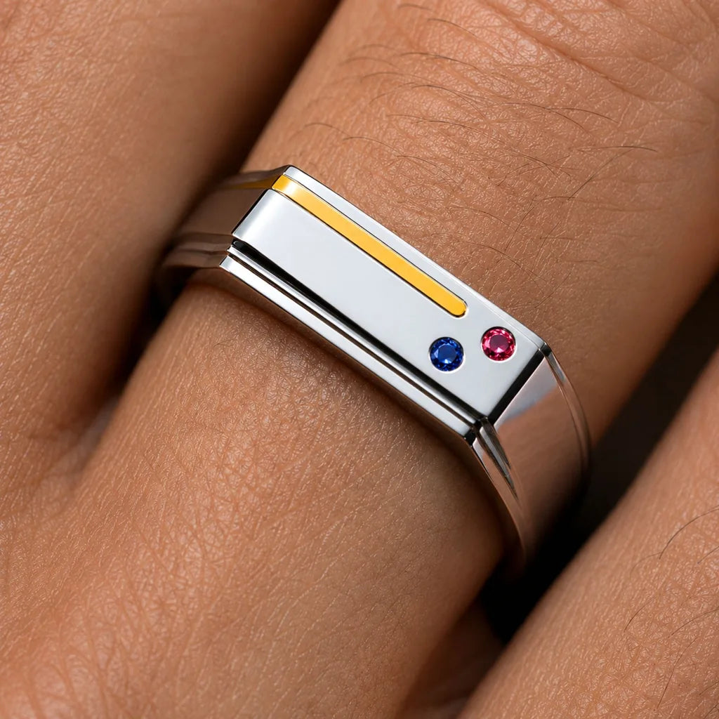 Anillo Essence de Bandor en Platino y oro amarillo 18 quilates, filete de oro incrustado, Rubí y Zafiro engastados a ras: una joya bimetálica recibe el sello de cada metal
