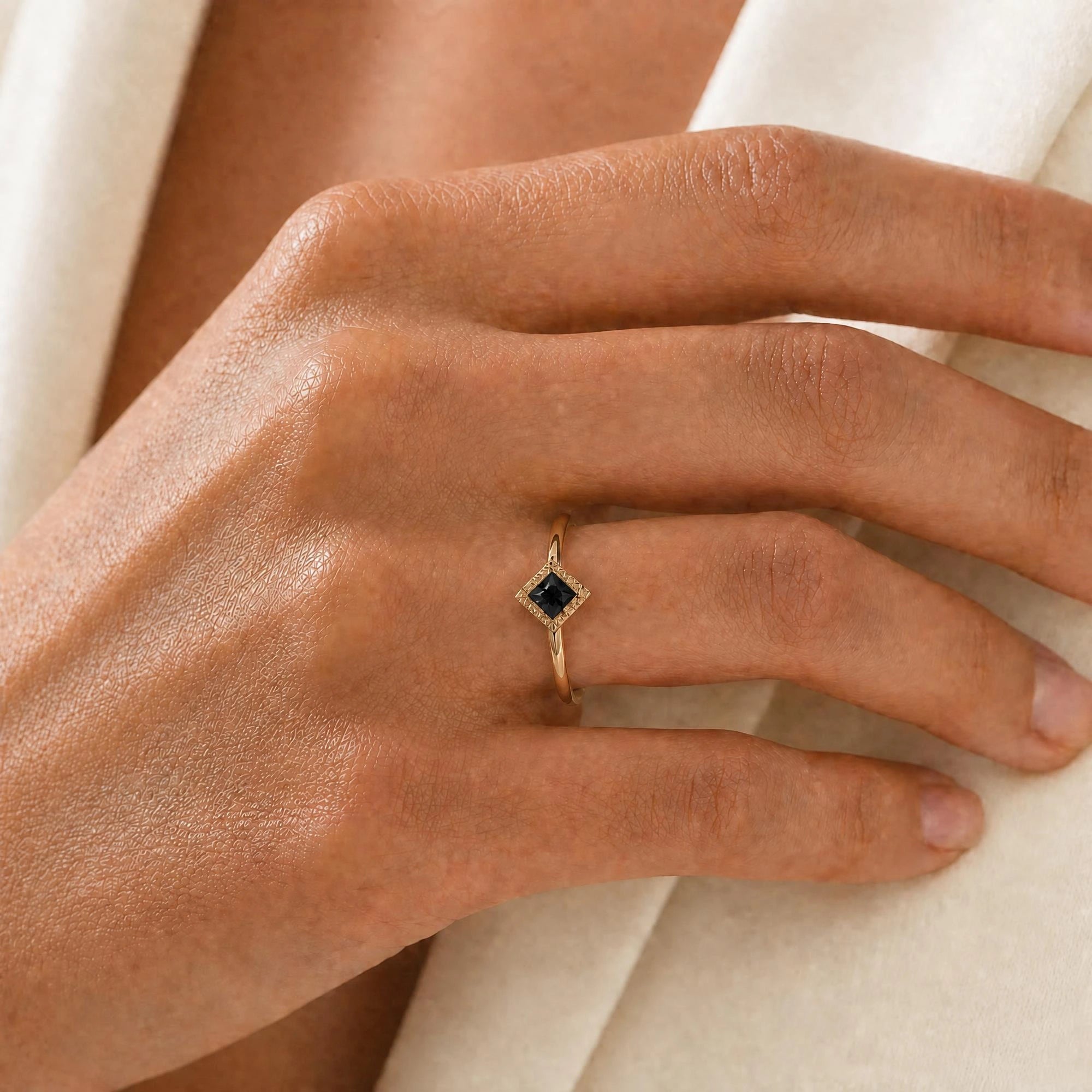 Anillo de compromiso de diamante negro Indrani puesto en la mano, solitario talla princesa, oro amarillo de 18 quilates