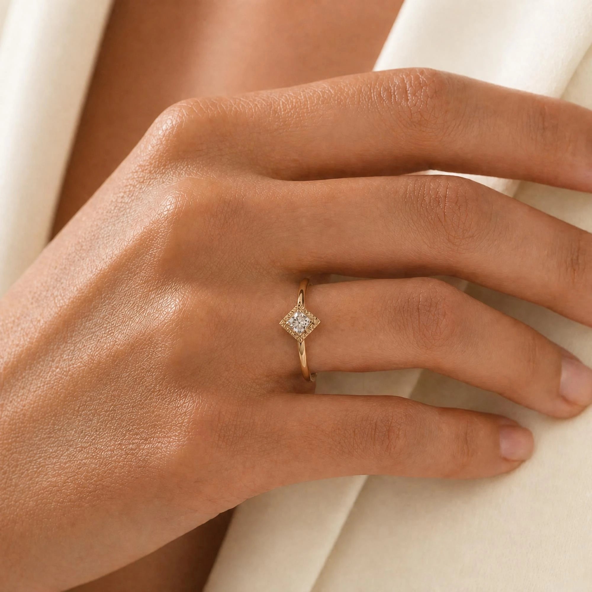 Anillo de compromiso de diamante Indrani puesto en la mano, solitario talla princesa engaste torsade, oro amarillo