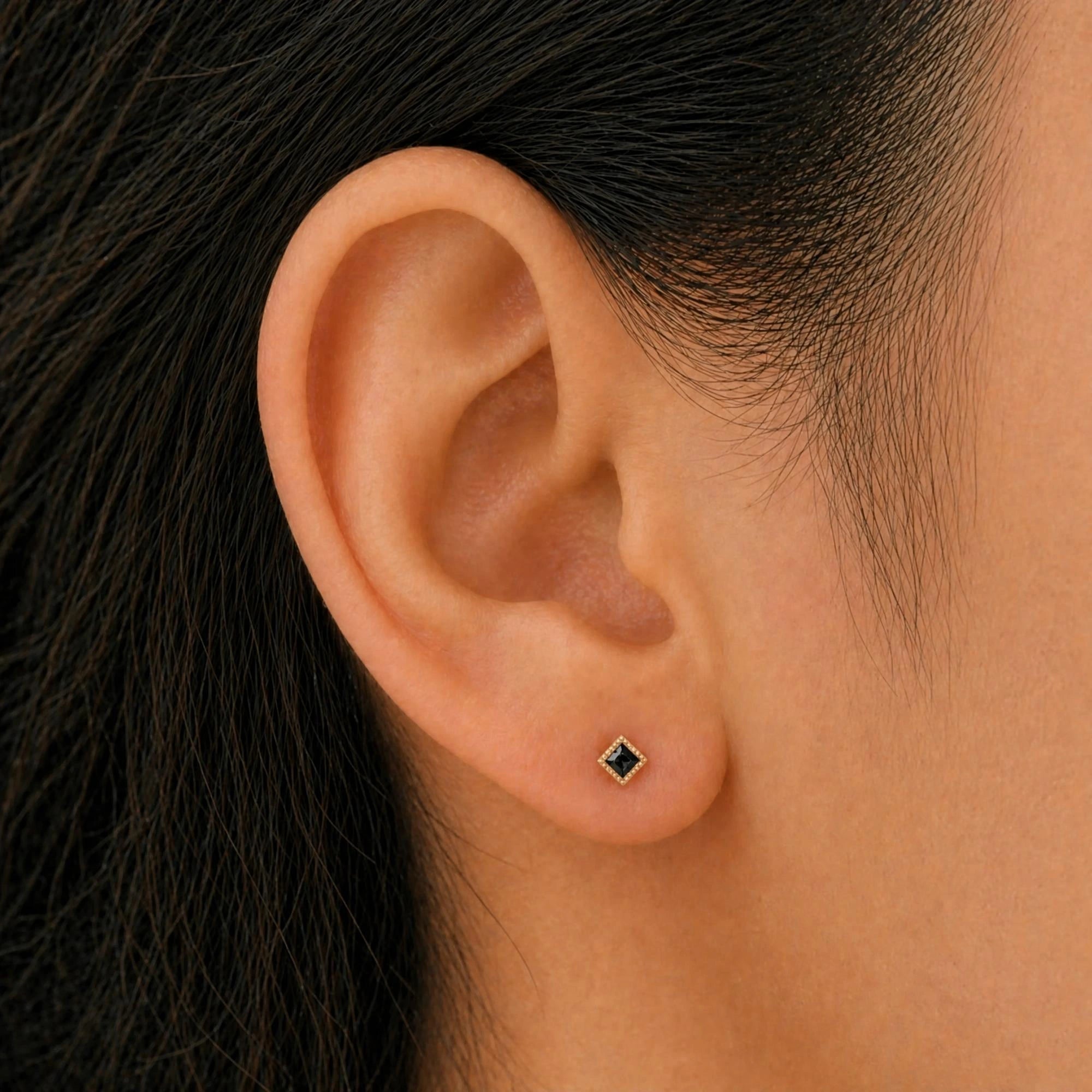 Pendientes Indrani de diamante negro puestos en la oreja, topo talla princesa engaste torsade, oro amarillo