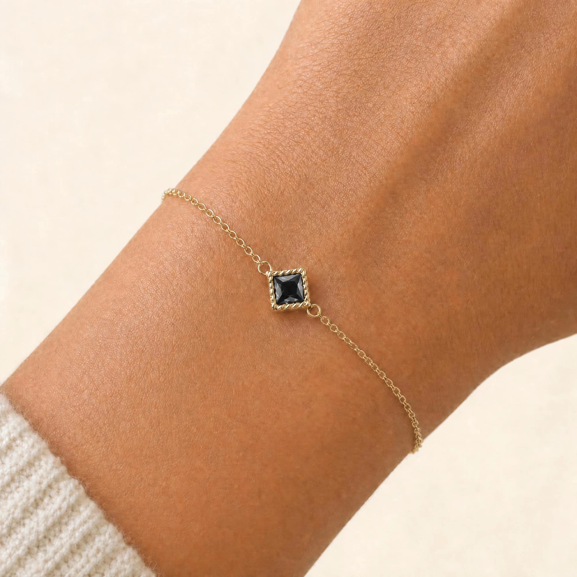 Pulsera de diamante negro Indrani en la muñeca, solitario talla princesa engaste torsade, oro amarillo de 18 quilates
