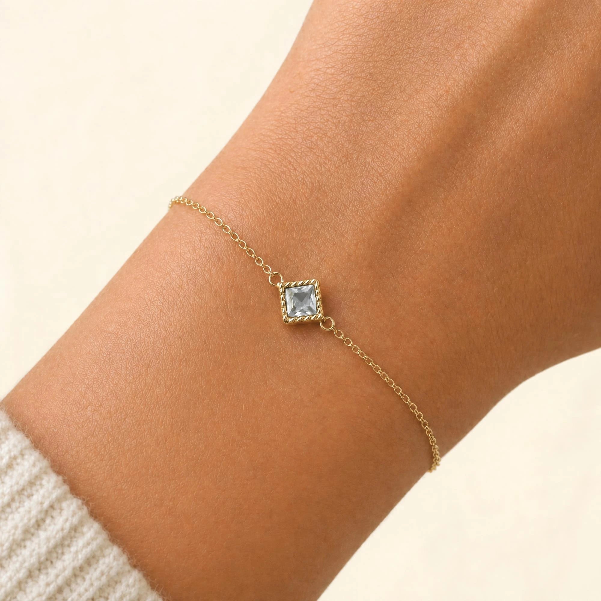 Pulsera de diamante Indrani en la muñeca, solitario talla princesa engaste torsade, oro amarillo de 18 quilates