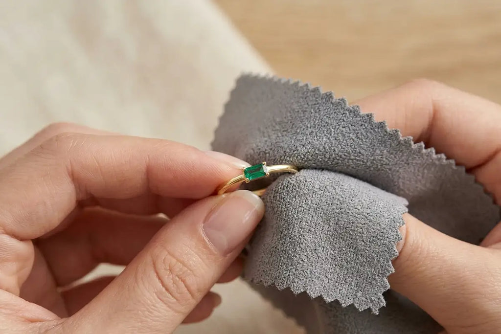 Limpieza delicada de un anillo de Esmeralda Mayuri con un paño suave