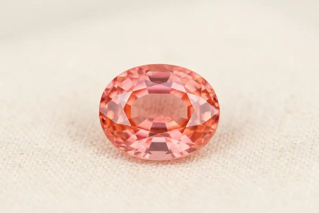 Zafiro padparadscha natural de Sri Lanka, color rosa-anaranjado típico de la flor de loto