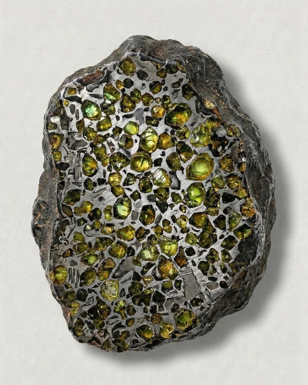 Cristales de olivino (peridoto) en un meteorito palasita, una gema extraterrestre de 4.500 millones de años de antigüedad