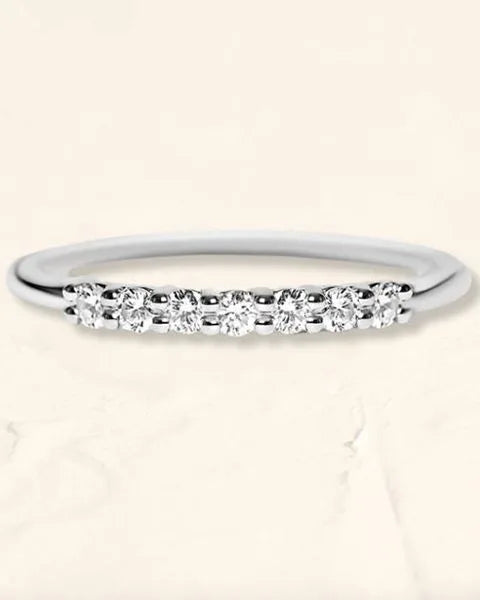 Alliance Vadha en or blanc 18 carats sertie de sept diamants brillants par Mayuri