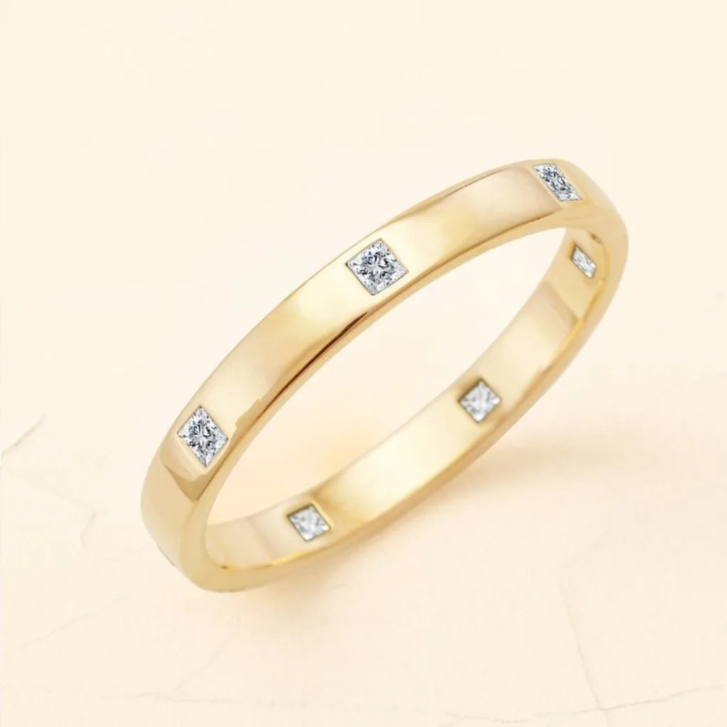 Alianza Viyom en oro amarillo macizo de 18k engastada de diamantes talla princesa, símbolo de inversión duradera