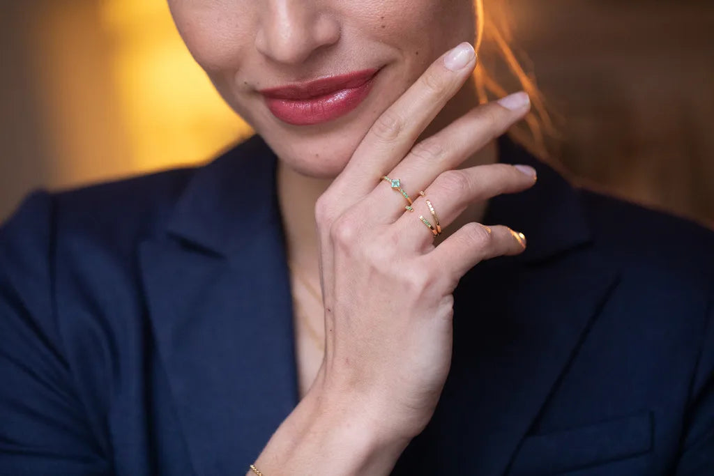 Anillo Kali con Esmeralda natural y diamantes engastados en oro amarillo 18 quilates Mayuri, llevado en la mano