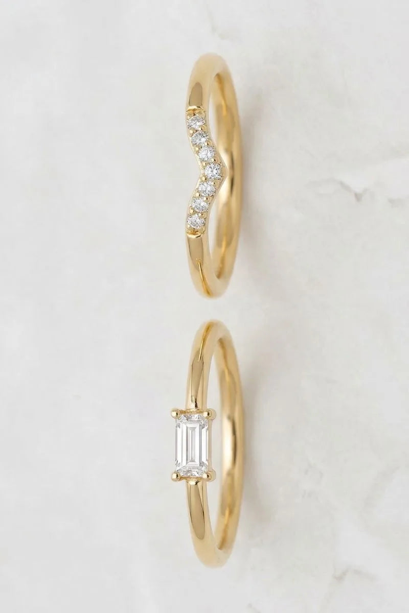 Dos anillos de compromiso en oro amarillo de 18 quilates con diamantes, mostrando diferentes estilos de engaste por Mayuri