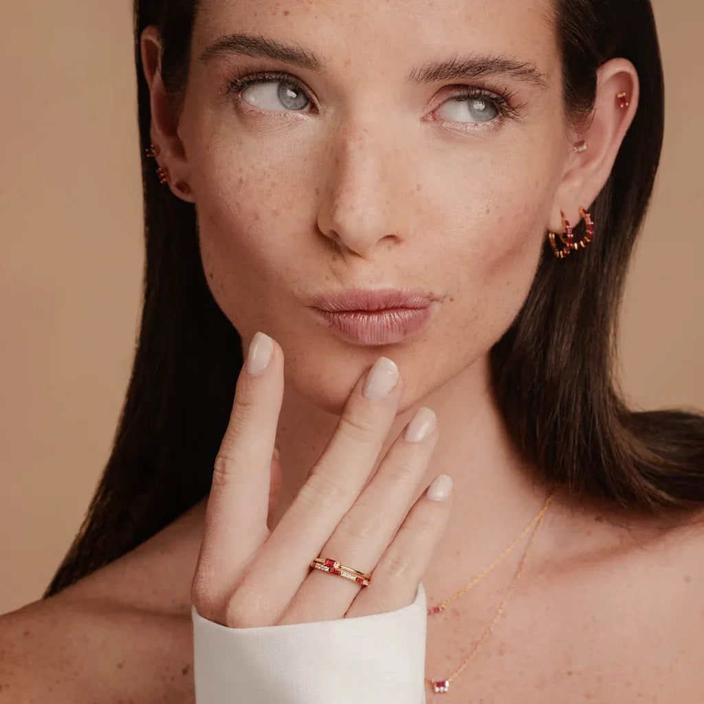 Anillo de compromiso de rubí talla baguette en oro rosa de 18 quilates llevado en el dedo, por Mayuri