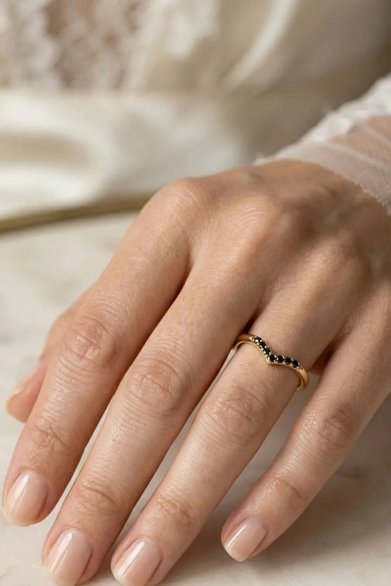 Anillo de compromiso chevron de diamantes negros en oro amarillo de 18 quilates llevado en el dedo, por Mayuri