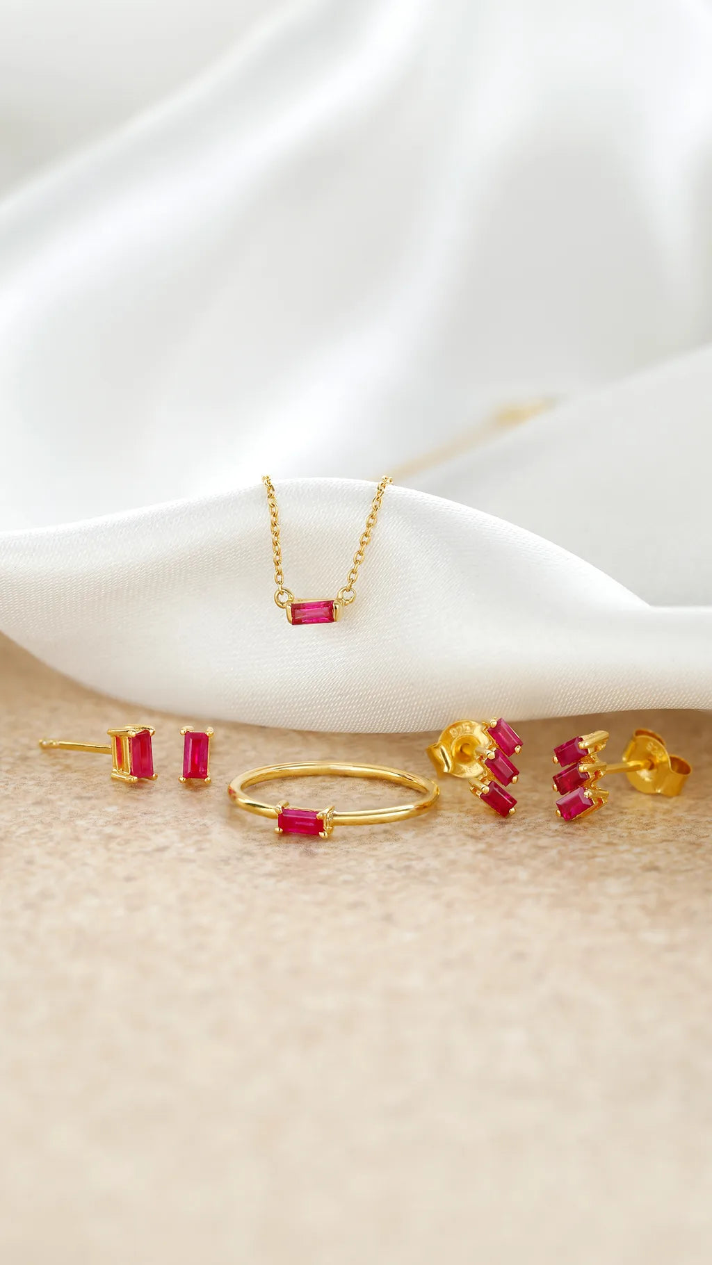 Parure rubis or jaune 18 carats Mayuri : collier, boucles d'oreilles et bague