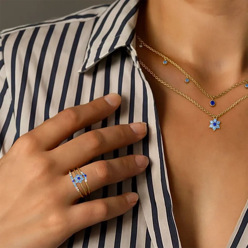 Collar y anillos Surya, Anaya y Kiran en oro amarillo 18 quilates, degradado Sunset de zafiros rosas y azules, lucidos por Mayuri