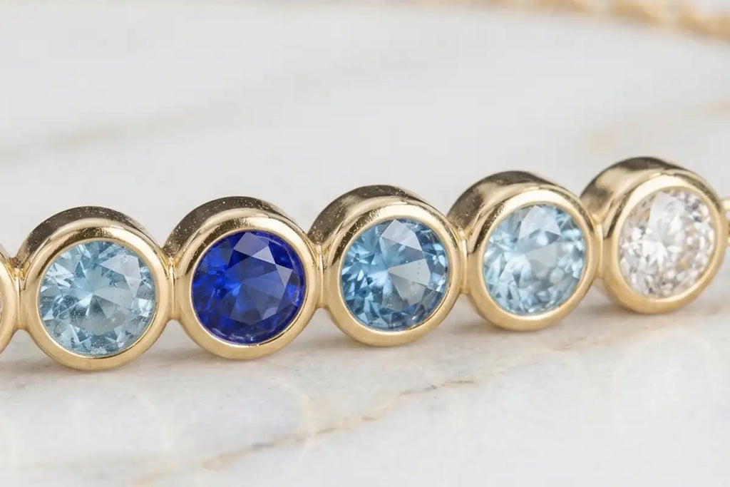 Pulsera Noor Zafiro Horizon, degradado de azul royal a blanco puro, engastada en oro 18 quilates