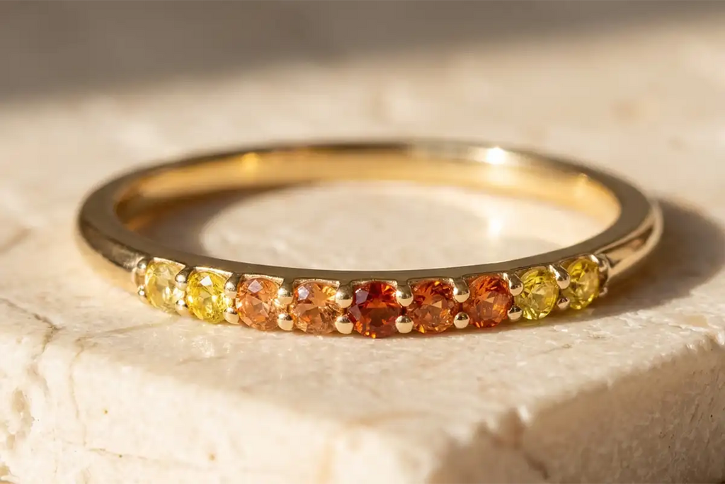 Anillo Kiran Zafiro Sunset en oro amarillo 18 quilates, degradado de naranja a amarillo dorado