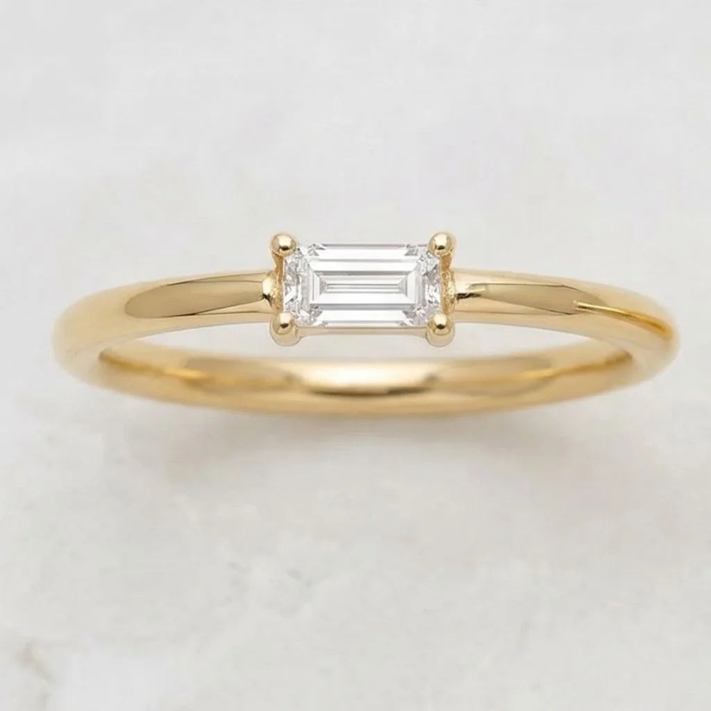 Anillo solitario de diamante talla baguette en oro amarillo de 18 quilates Mayuri, diseño minimalista y elegante
