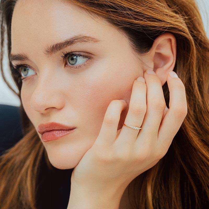 Anillo fino con un degradado de diamantes