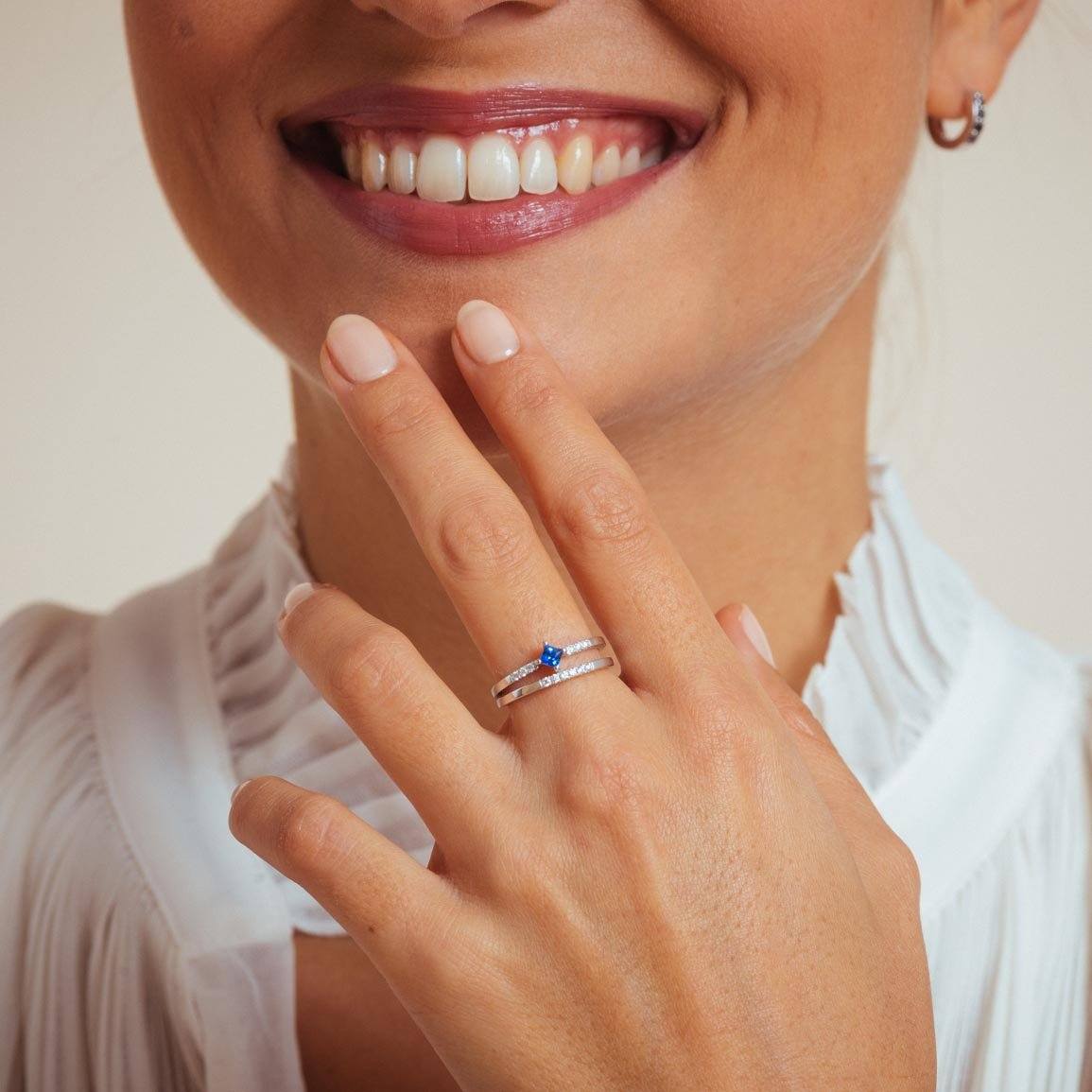Anillo de compromiso de princesa con pavé de zafiro azul y diamantes blancos en oro blanco de 18 quilates