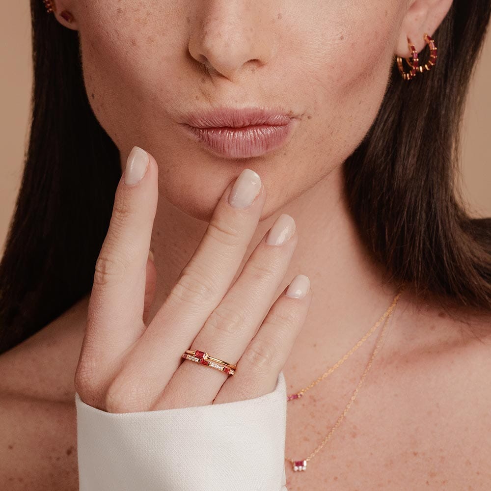 alliance eternitée baguette et bague de fiançailles en rubis et diamant