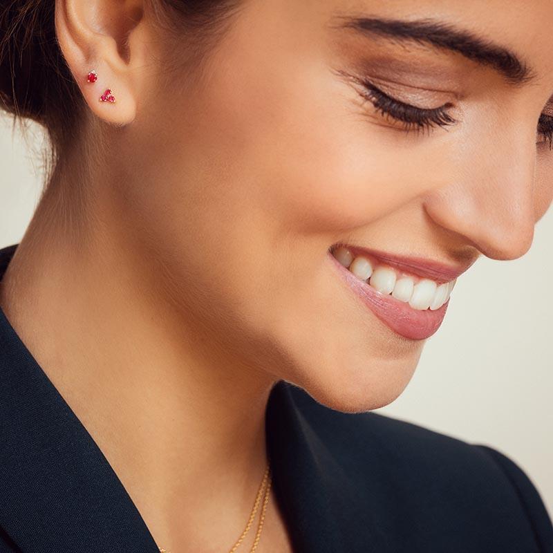 petites boucles d'oreilles en rubis