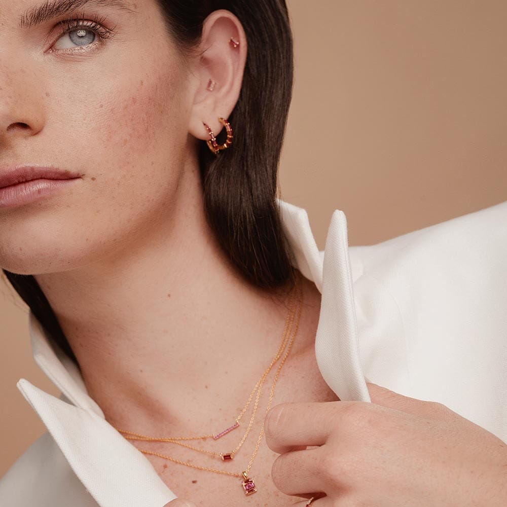 ensemble de colliers fins en rubis