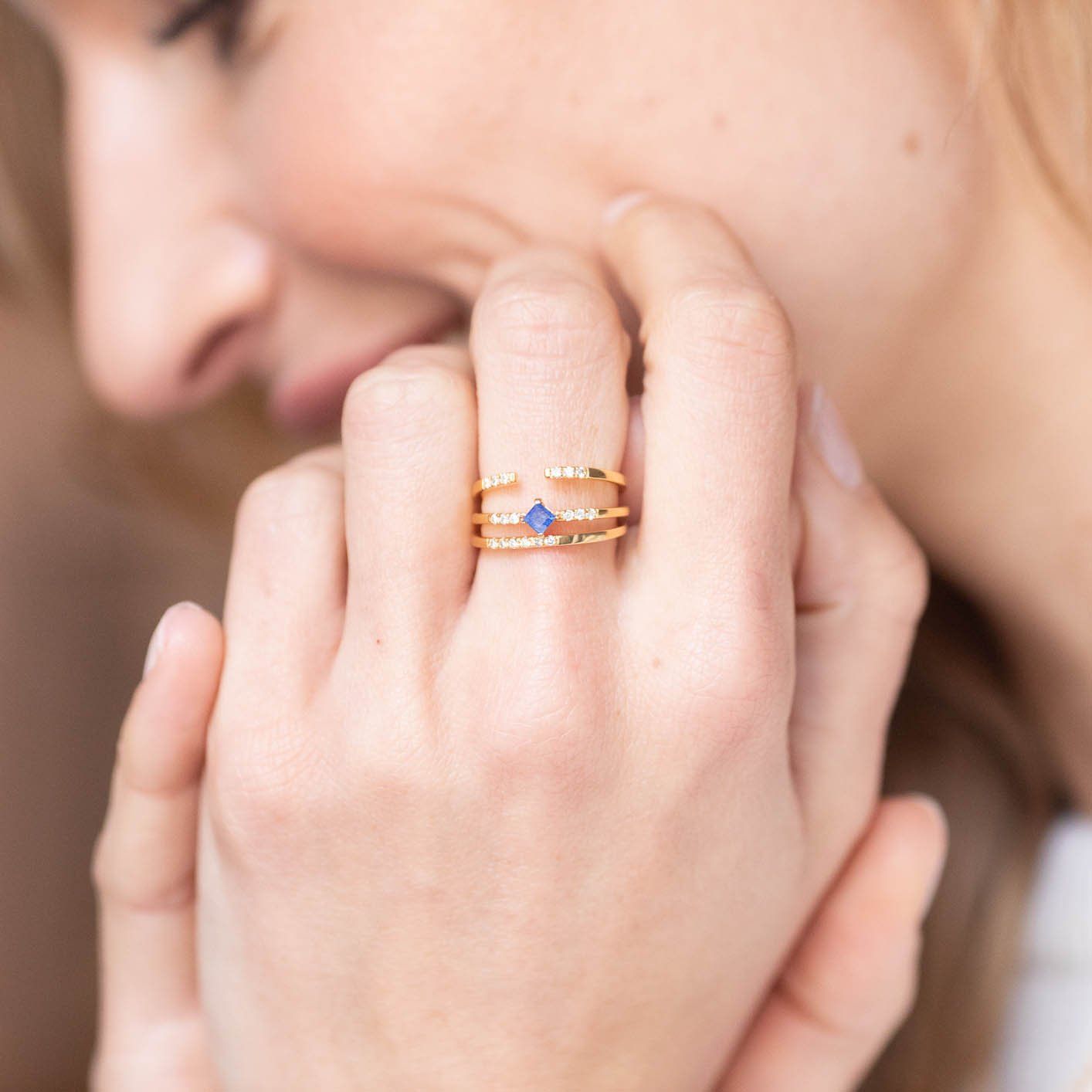 acumulación de anillos finos de oro y diamantes